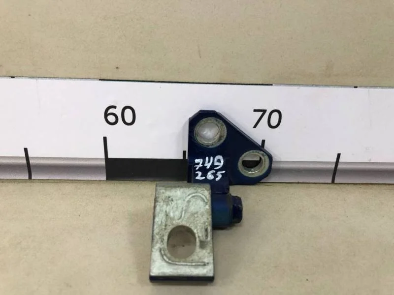 Петля двери задней правой верхняя Volkswagen Passat B6 2005-2010