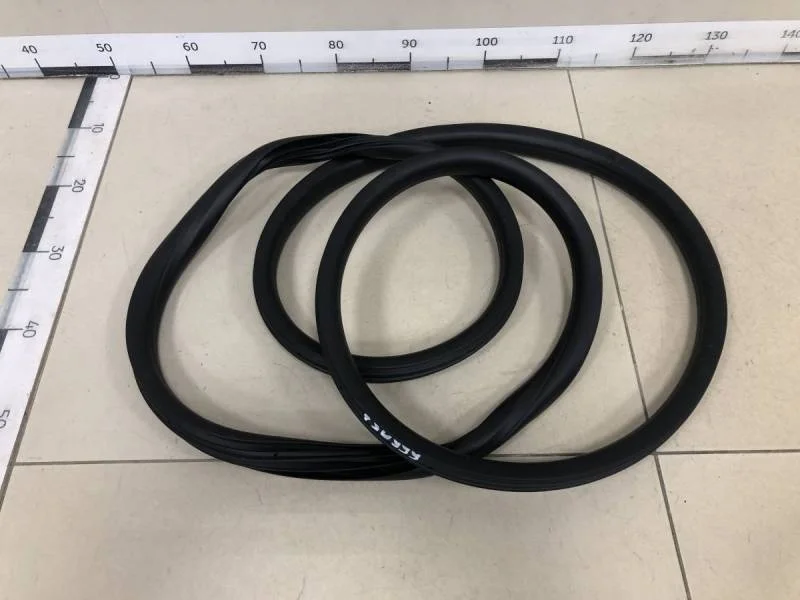 Уплотнитель проема двери передней левой Hyundai Getz 2002-2010