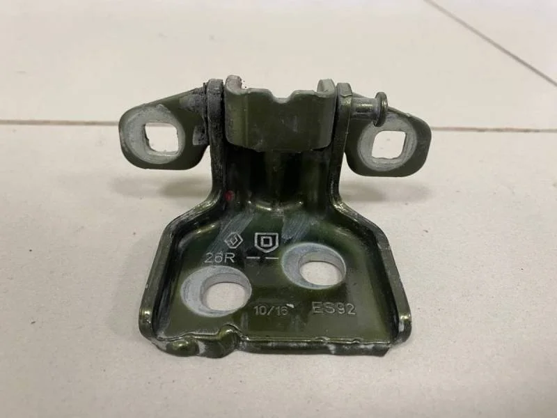 Петля двери Renault Duster 2012>