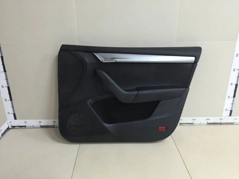 Обшивка двери передней правой Skoda Octavia (A7) 2013>