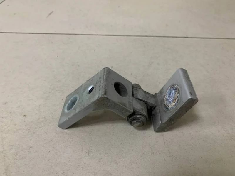 Петля двери передней правой нижняя Skoda Fabia (6Y) 1999-2007