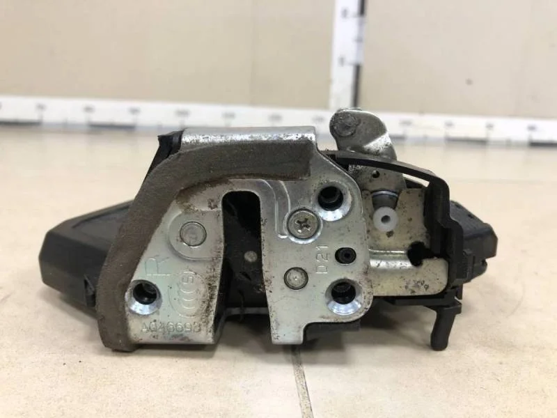 Замок двери задней правой Suzuki Grand Vitara 2005-2015