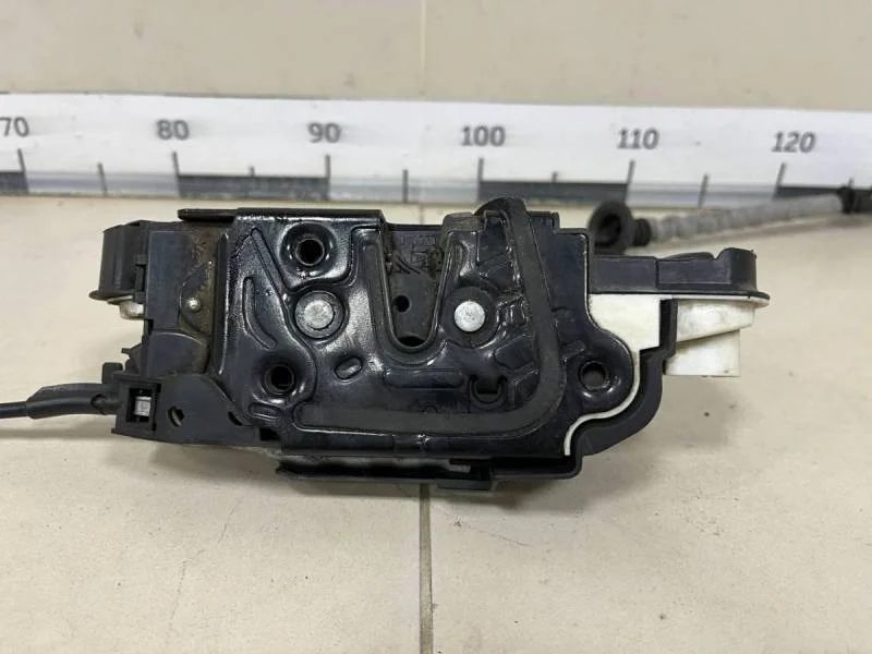 Замок двери передней правой Volkswagen Polo (Sed RUS) 2011>