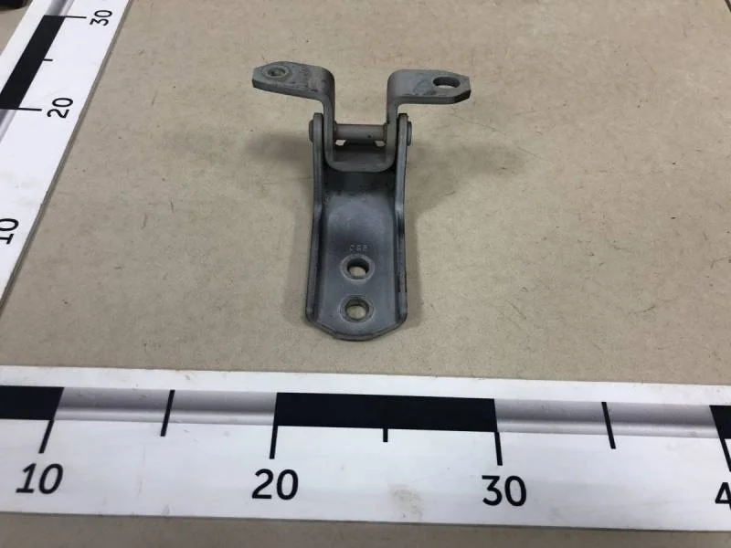 Петля двери передней правой Suzuki Grand Vitara 2005-2015