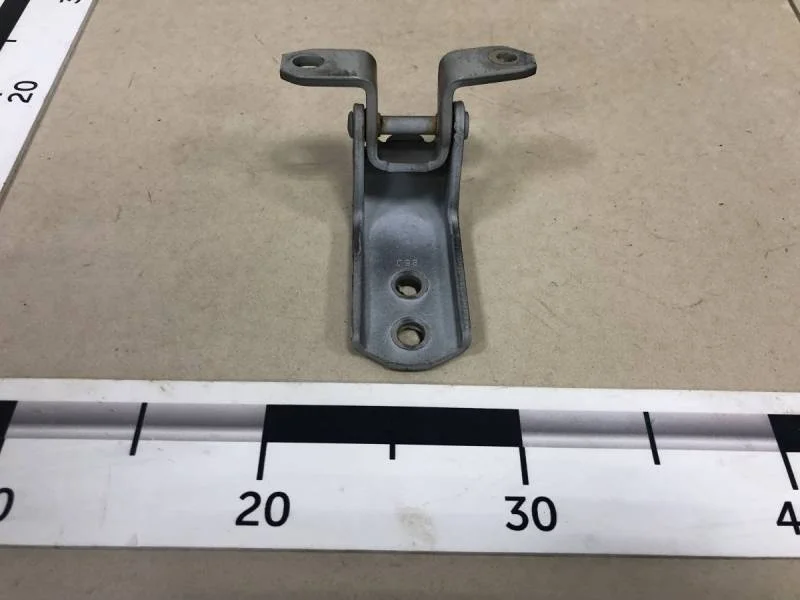 Петля двери передней правой Suzuki Grand Vitara 2005-2015