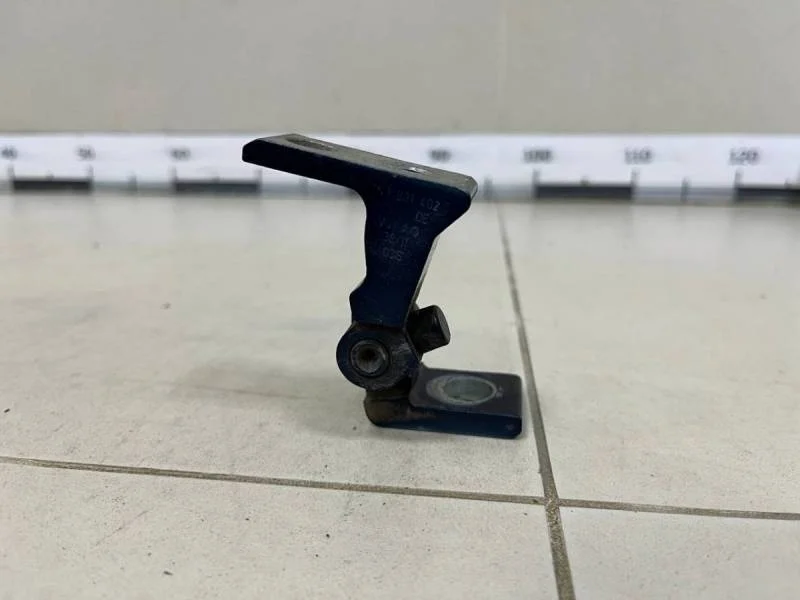 Петля двери Volkswagen Polo (Sed RUS) 2011>