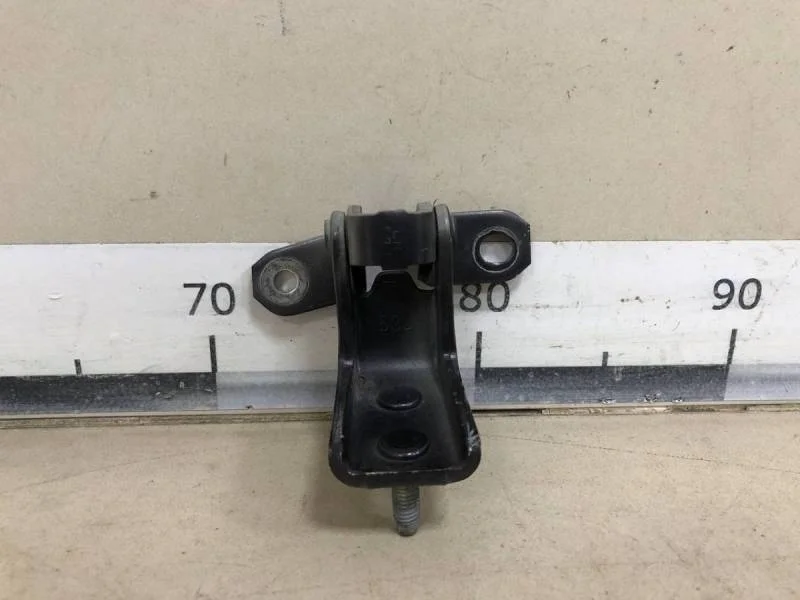 Петля двери задней правой нижняя Suzuki Grand Vitara 2005-2015