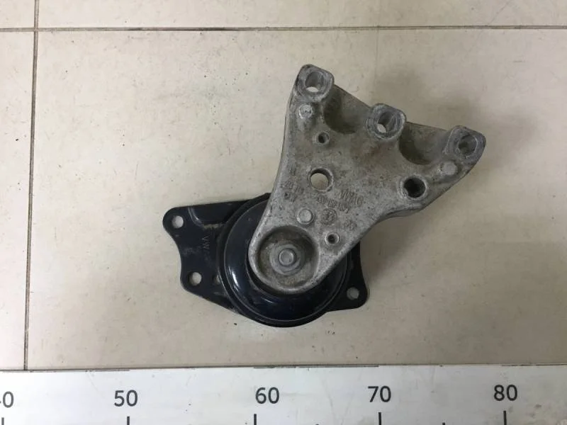 Опора двигателя правая Volkswagen Polo (Sed RUS) 2011>