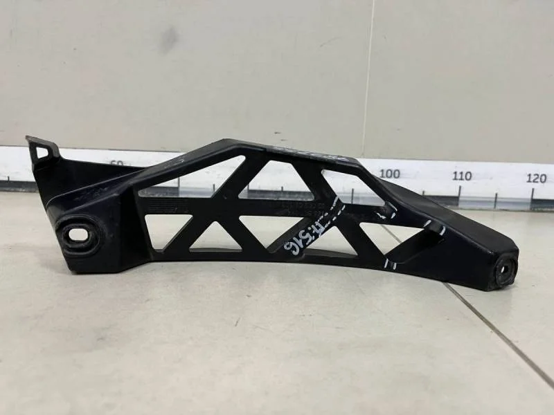 Направляющая заднего бампера правая Skoda Octavia (A5 1Z-) 2004-2013