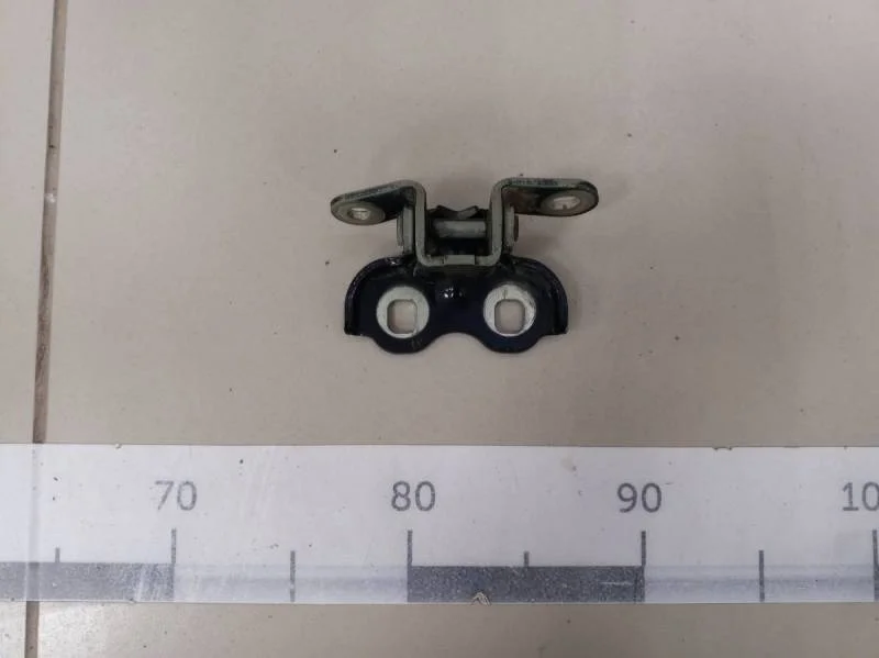 Петля двери передней левой нижняя Chevrolet Cobalt (T250) 2011-2015