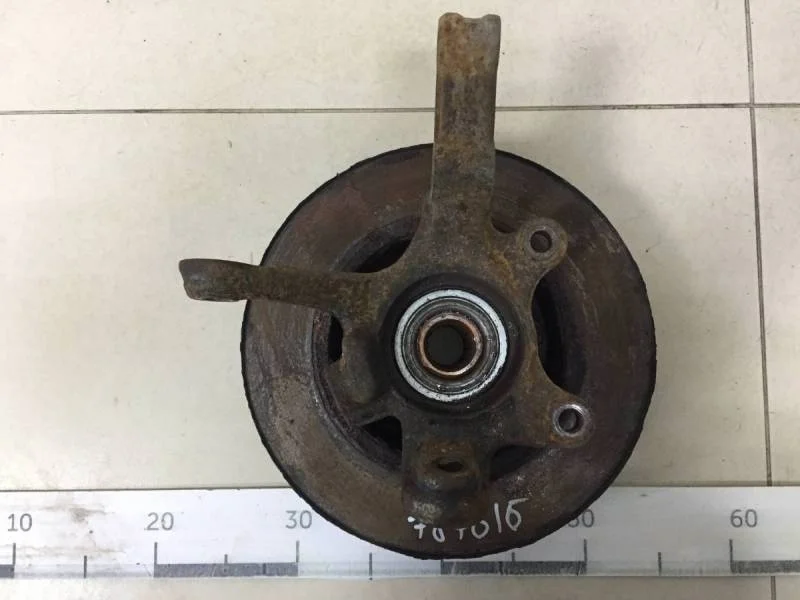 Кулак поворотный передний левый Nissan Almera (N16) 2000-2006