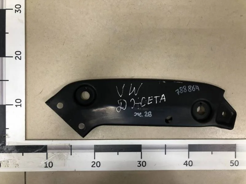 Кронштейн крепления фары Volkswagen Jetta (5K) 2011>