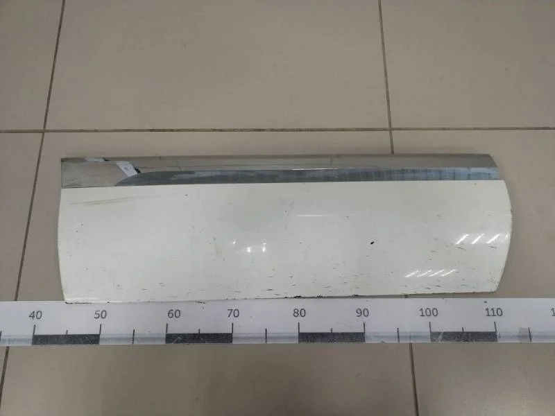 Накладка двери задней правой Volkswagen Touareg (7P) 2010>