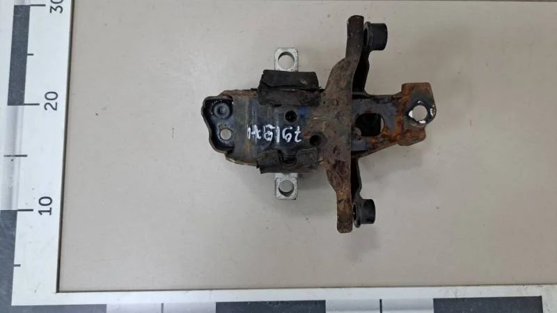 Опора двигателя левая Volkswagen Polo (Sed RUS) 2011>