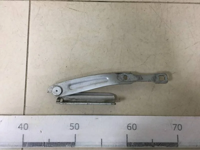 Петля капота левая Renault Duster 2012>