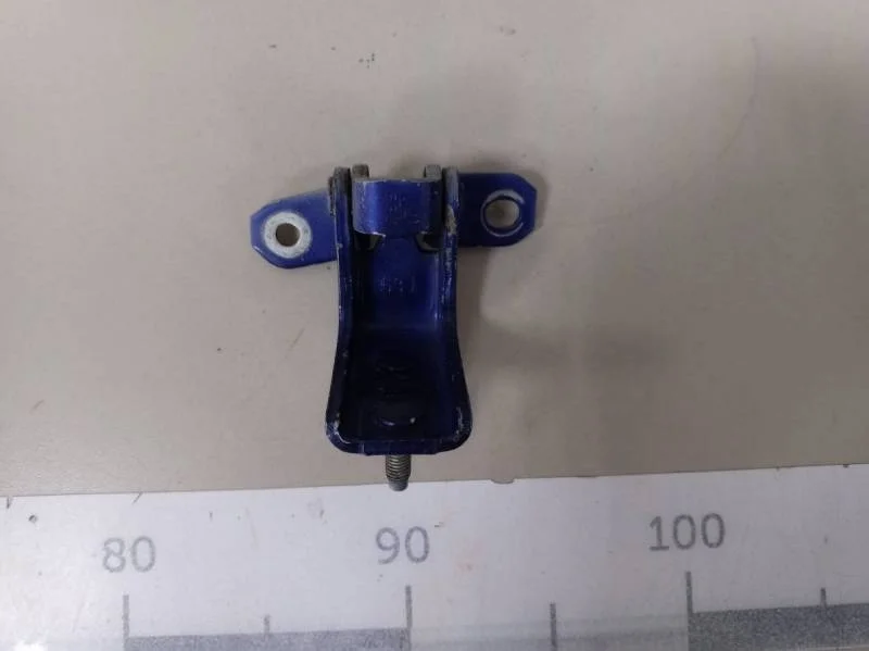 Петля двери задней правой нижняя Suzuki Grand Vitara 2005-2015