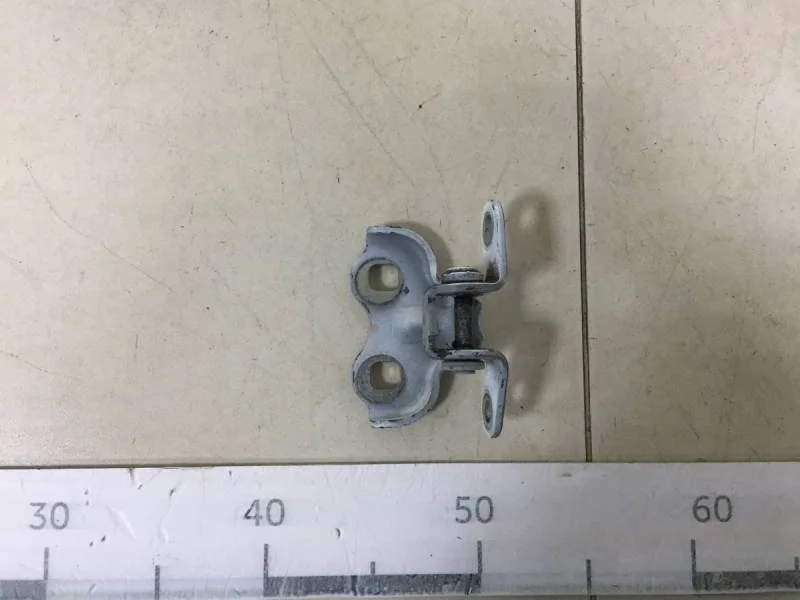 Петля двери передней правой нижняя Opel Mokka 2012>