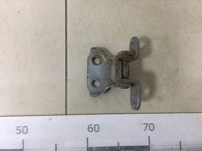 Петля двери передней правой нижняя Toyota Yaris (P90) 2005-2011