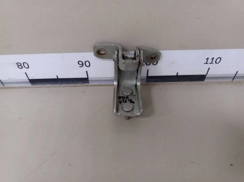 Петля двери задней левой нижняя Suzuki Grand Vitara 2005-2015