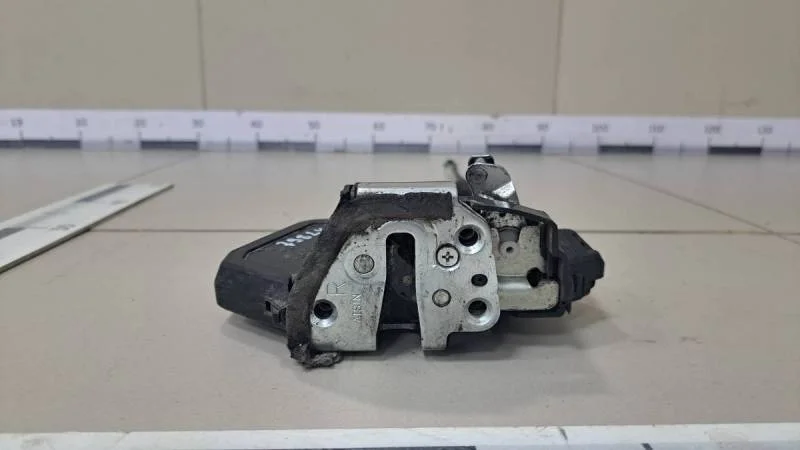 Замок двери задней правой Suzuki Grand Vitara 2005-2015