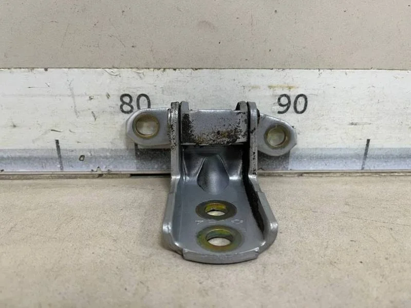 Петля двери задней левой нижняя Nissan X-Trail (T30) 2001-2006