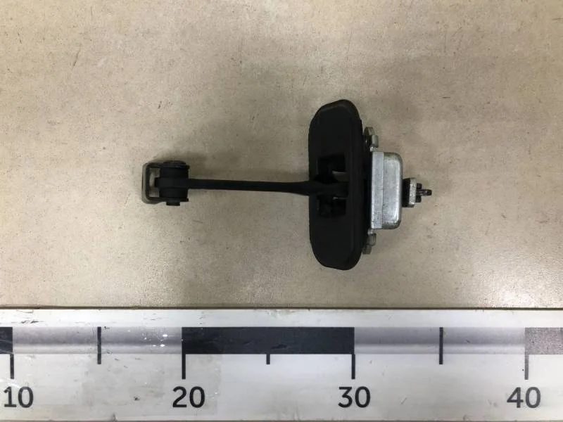 Ограничитель двери Nissan Qashqai (J10) 2006-2013