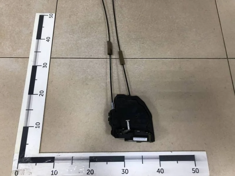 Замок двери задней левой Toyota Corolla E150 2006-2013