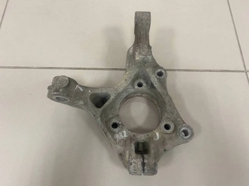 Кулак поворотный передний левый Opel Astra J 2010-2017