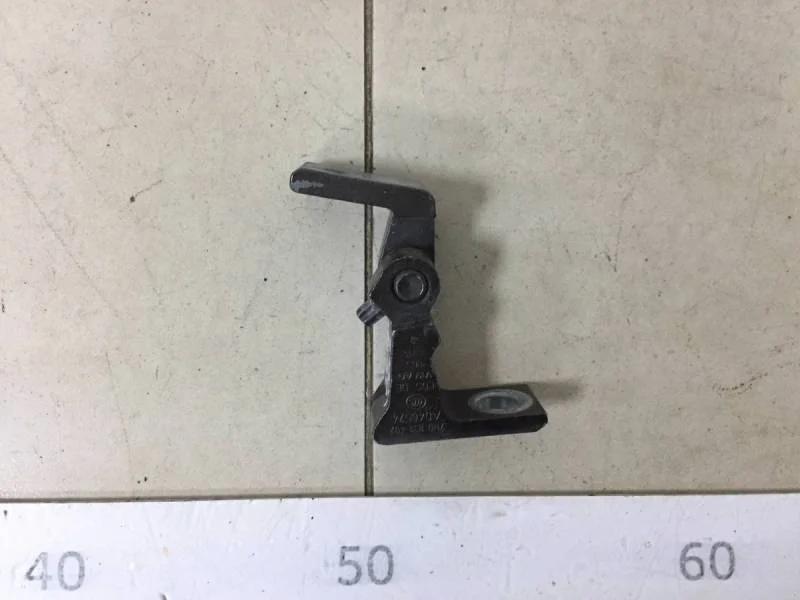 Петля двери Volkswagen Polo (Sed RUS) 2011>