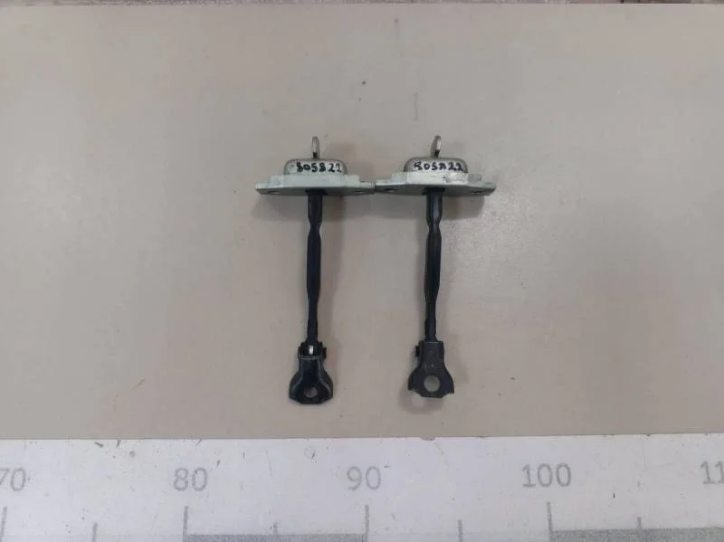 Ограничитель двери Toyota Rav 4 (A30) 2006-2013