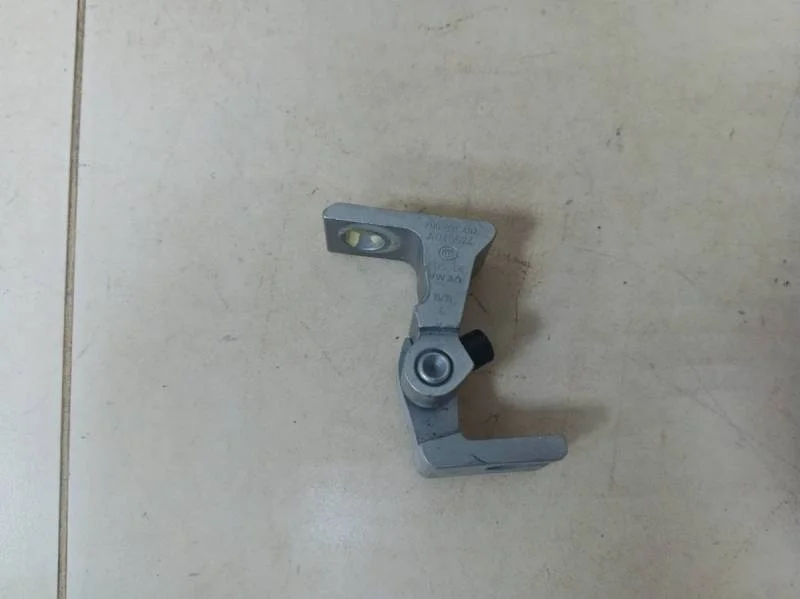 Петля двери Volkswagen Polo (Sed RUS) 2011>