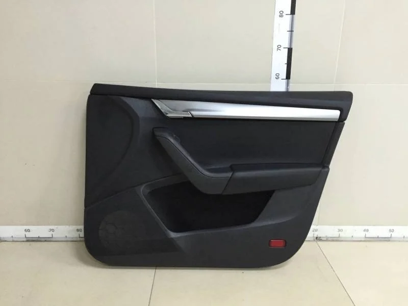 Обшивка двери передней правой Skoda Octavia (A7) 2013>