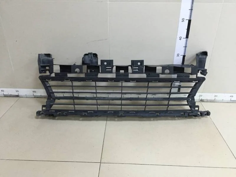 Решетка в бампер центральная Renault Logan (2) 2014>