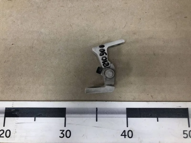 Петля двери Volkswagen Polo (Sed RUS) 2011>