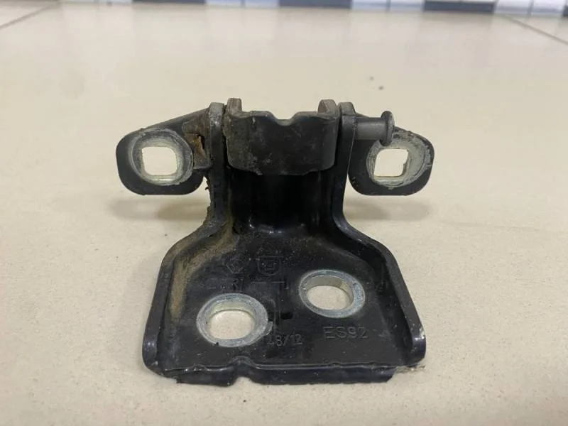 Петля двери Renault Duster 2012>