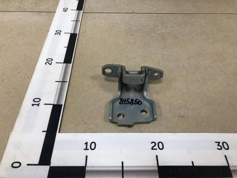 Петля двери передней правой верхняя Suzuki Swift 2004-2010