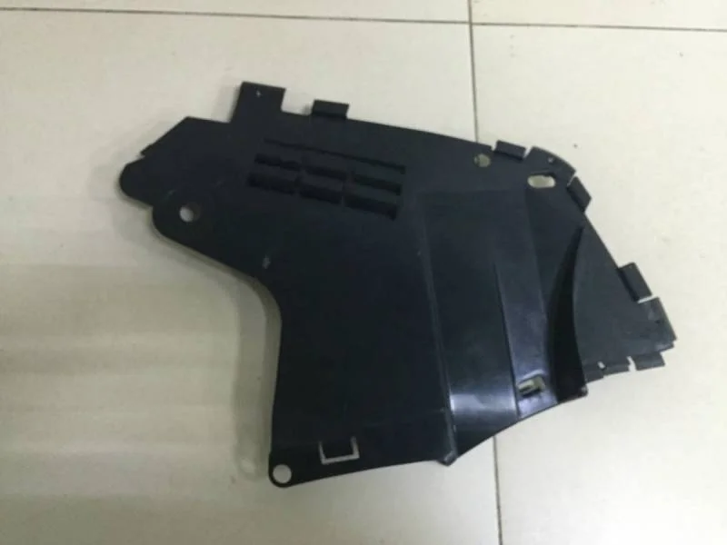 Пыльник двигателя нижний левый Lada Largus 2012>