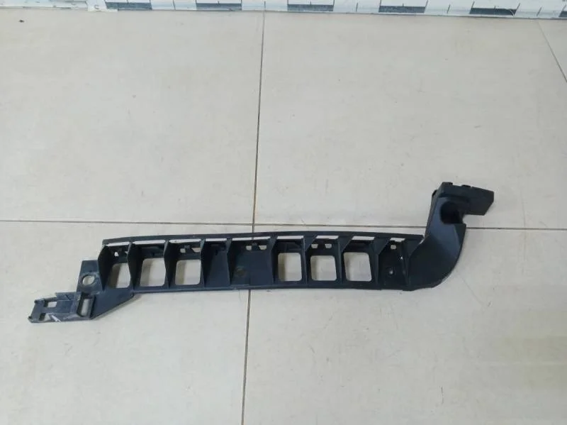 Направляющая заднего бампера правая Skoda Octavia (A7) 2013>