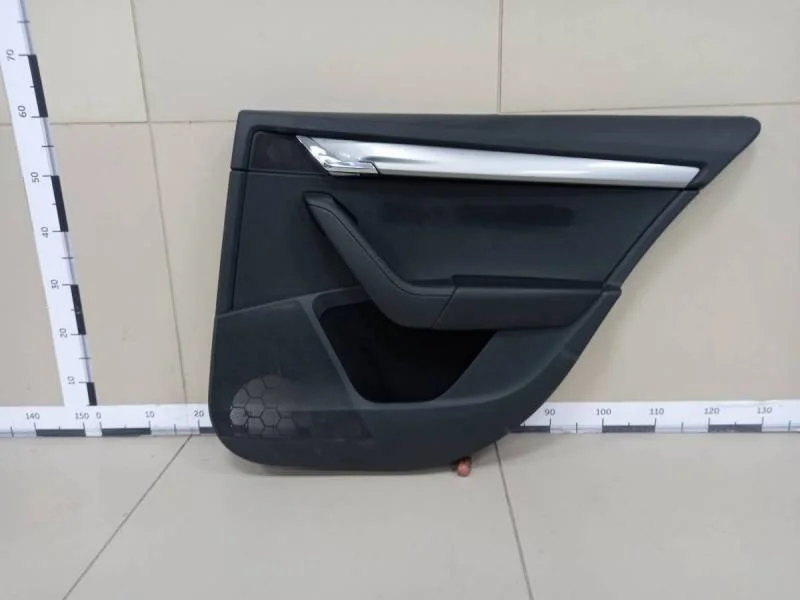 Обшивка двери задней правой Skoda Octavia (A7) 2013>