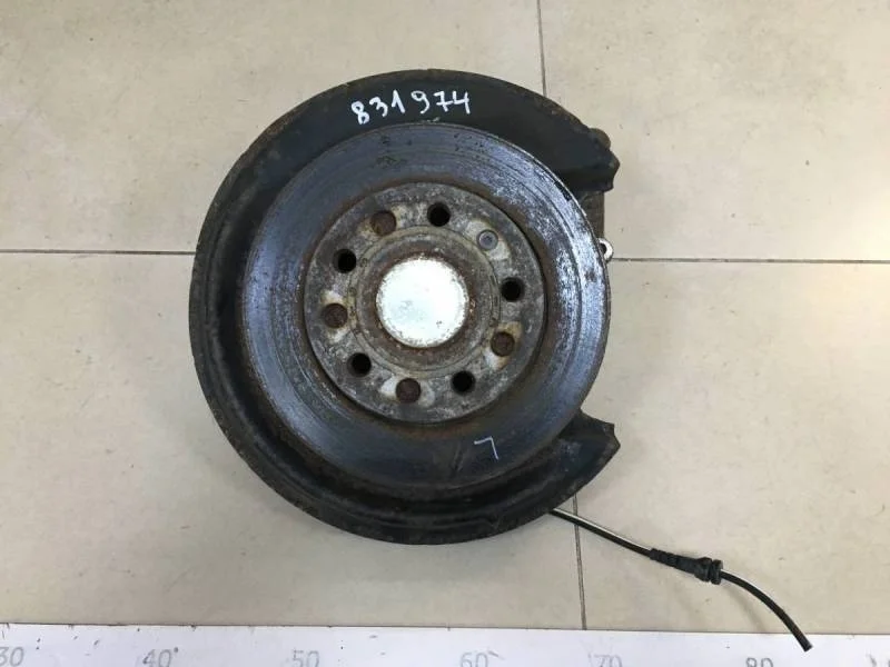 Кулак поворотный задний левый Volkswagen Golf 6 (5K) 2009-2013