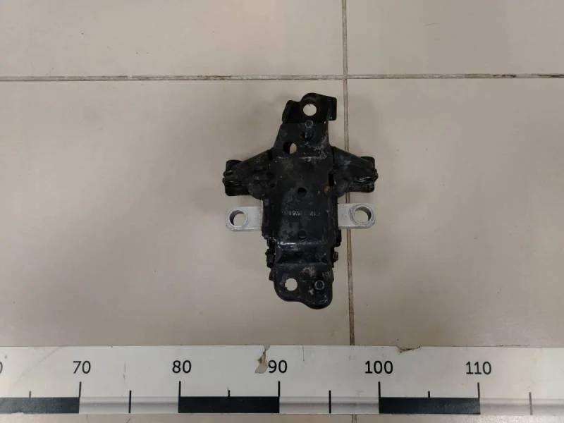 Опора двигателя левая Volkswagen Polo (Sed RUS) 2011>