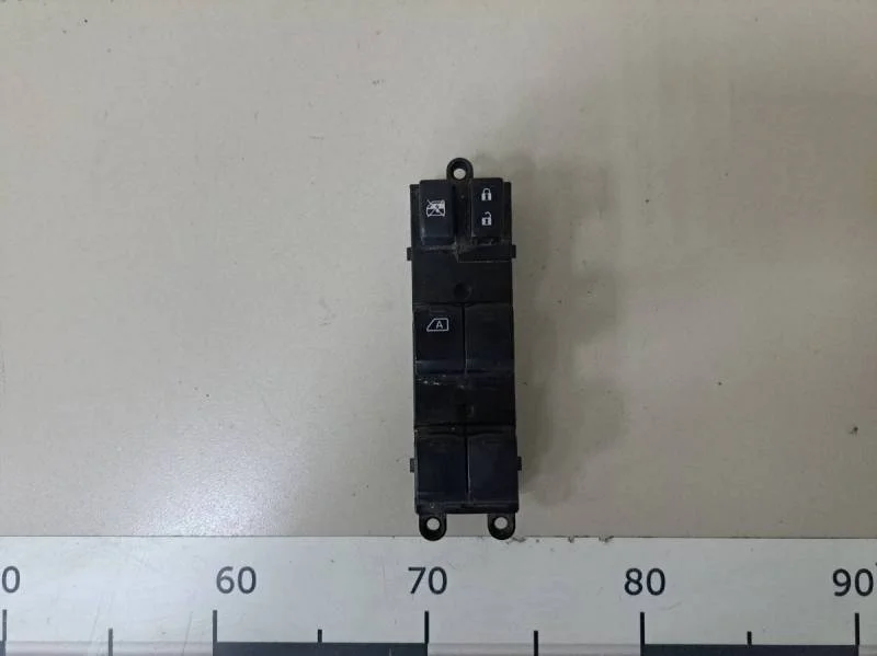 Блок управления стеклоподъемниками Nissan Tiida (C11) 2007-2014