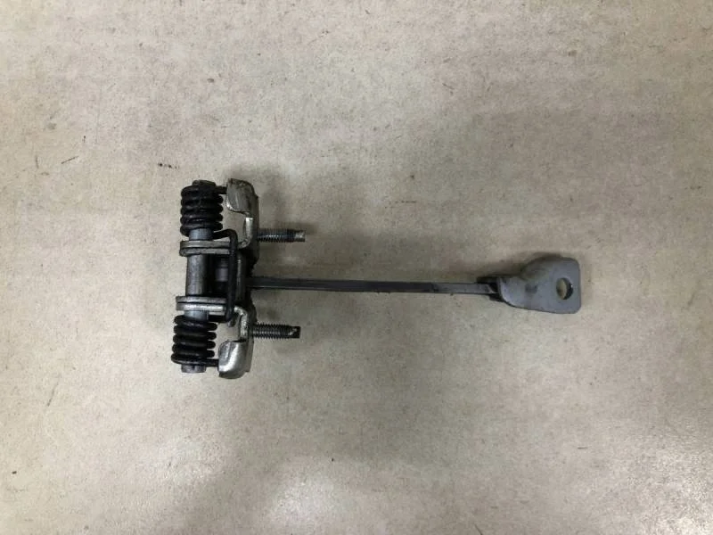 Ограничитель двери Renault Sandero 2014>