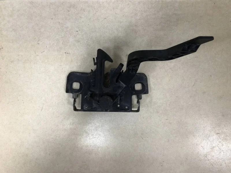 Замок капота Renault Sandero 2014>