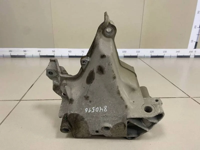 Кронштейн двигателя правый Skoda Octavia (A7) 2013>