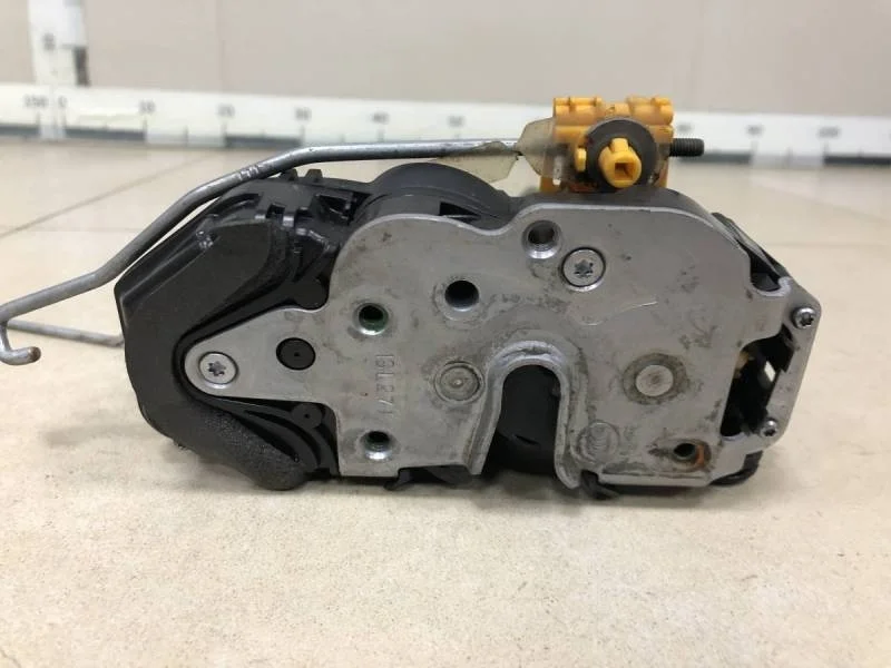 Замок двери задней правой Opel Astra J 2010-2017