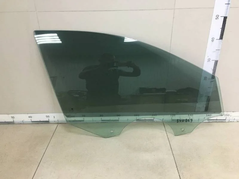 Стекло двери передней правой Skoda Rapid 2012-2020
