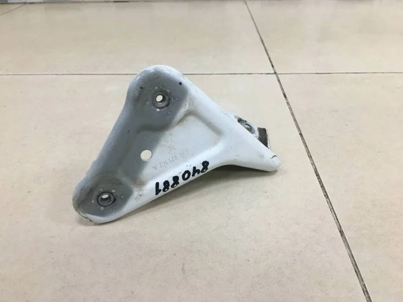 Кронштейн крепления крыла Skoda Rapid 2012-2020