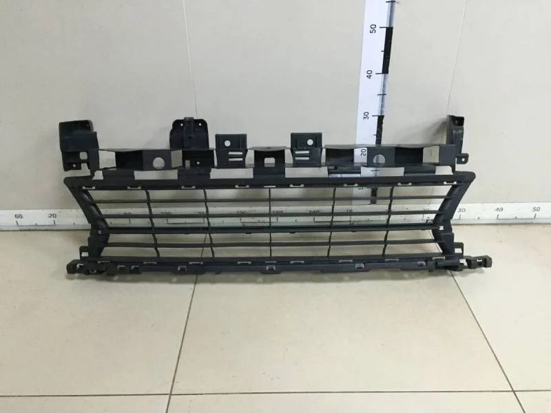 Решетка в бампер центральная Renault Logan (2) 2014>