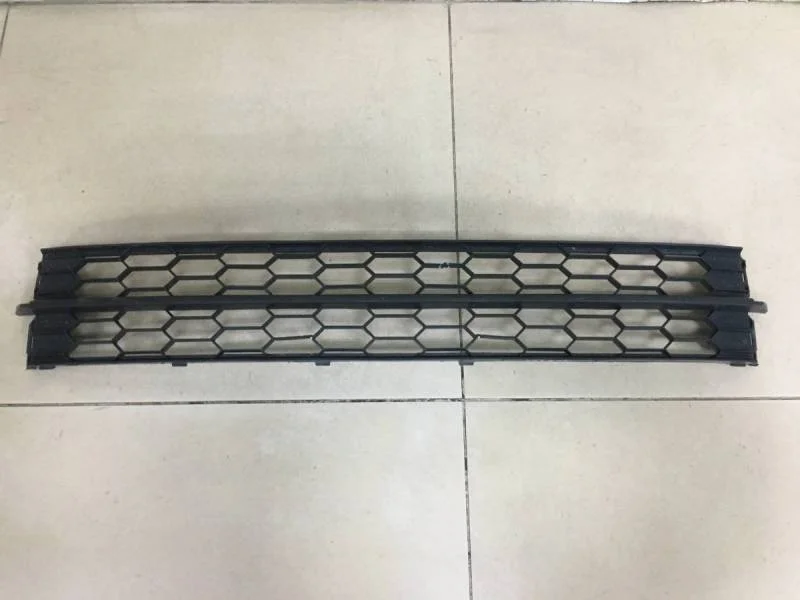 Решетка в бампер центральная Skoda Rapid 2012-2020